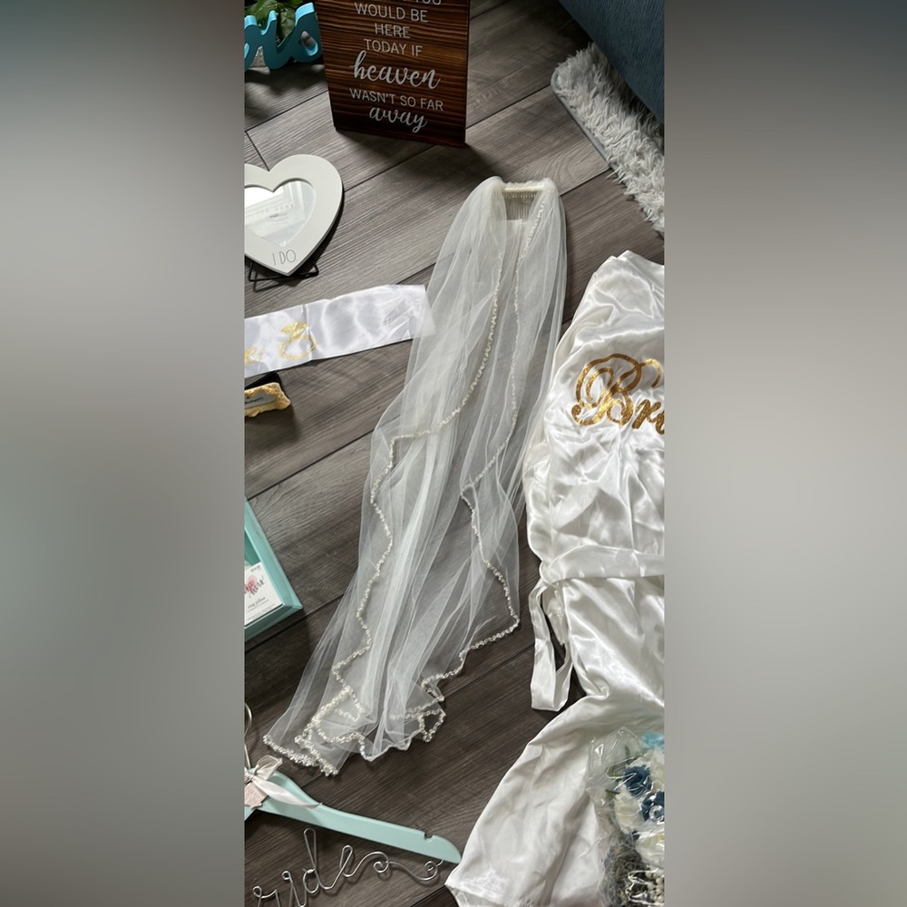 Huge wedding lot.  Beach themed